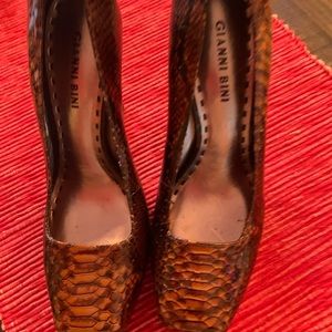 High heels, Leather snake skin, Gianni Bini size 8 1/2